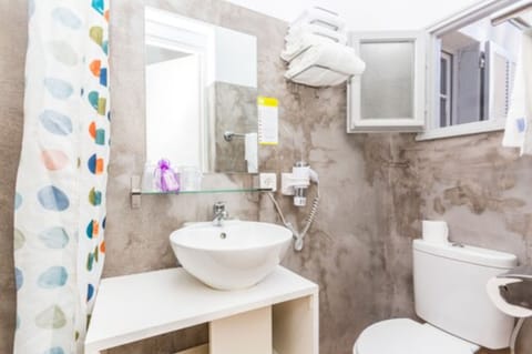 Standard Double Room | Bathroom | Shower, towels