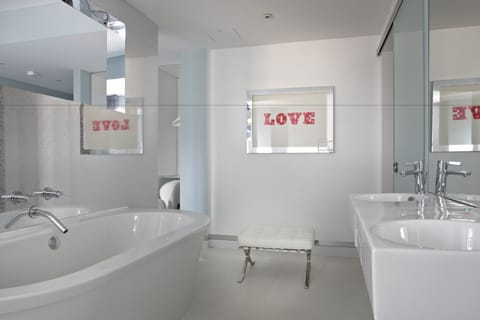 Suite | Bathroom | Combined shower/tub, free toiletries, hair dryer, towels