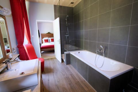 Double Room (2) | Bathroom | Shower, free toiletries, hair dryer, towels