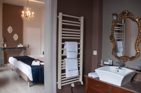 Double Room (4) | Bathroom | Shower, free toiletries, hair dryer, towels