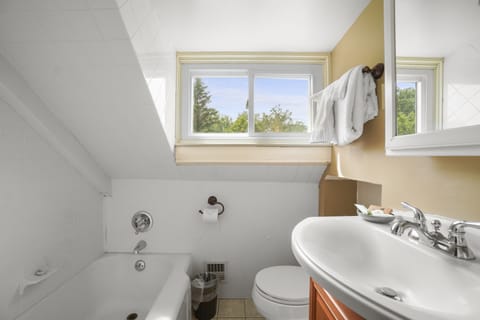 Standard Apartment, Ensuite (Rooftop Cottage) | Bathroom | Towels