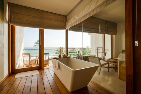 Design Suite, Balcony, Ocean View | Bathroom | Rainfall showerhead, free toiletries, hair dryer, bathrobes