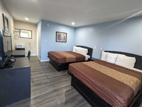 Deluxe Double Room, 2 Queen Beds, Refrigerator & Microwave, Mountain View | Free WiFi