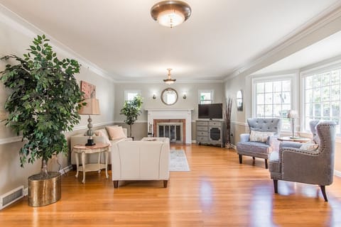 1939 Vintage Living Room | Minutes to Linfield | 5 Blocks to Third Street