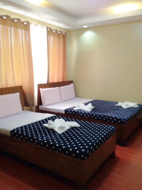 Triple Room | Iron/ironing board, free WiFi