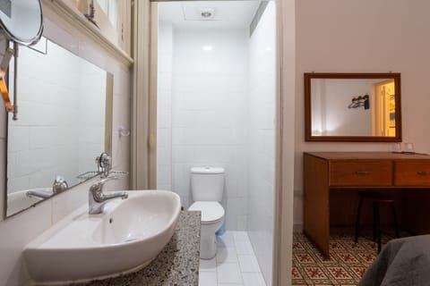 Double Room (2) | Bathroom | Shower, free toiletries, hair dryer, towels