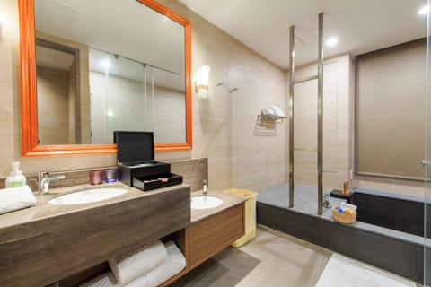 Family Villa Garden Room | Bathroom | Designer toiletries, hair dryer, bathrobes, slippers