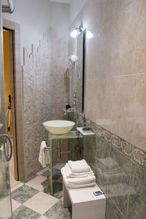 Comfort Double Room | Bathroom | Shower, rainfall showerhead, free toiletries, hair dryer