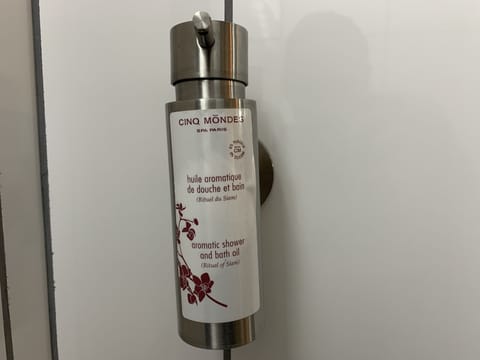 Luxury Double Room, Hot Tub (n°1) | Bathroom | Shower, rainfall showerhead, free toiletries, hair dryer