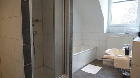 Ferienwohnung Max & Moritz | Bathroom | Shower, free toiletries, hair dryer, towels