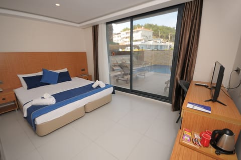 Economy Room, 1 Double or 2 Twin Beds, Ground Floor | Minibar, in-room safe, soundproofing, free WiFi