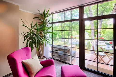 Deluxe Double Room, Ensuite | Living area | Flat-screen TV