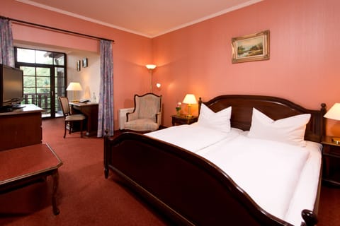 Suite | Desk, iron/ironing board, free WiFi, bed sheets