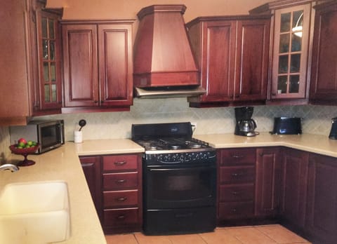 Deluxe House, Multiple Beds, Non Smoking | Private kitchen | Fridge, microwave, stovetop, cookware/dishes/utensils