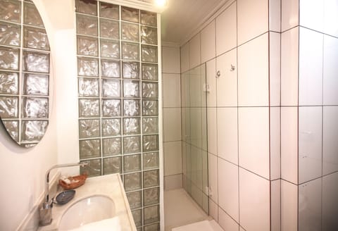 SUITE CASARIO | Bathroom | Shower, free toiletries, hair dryer, towels