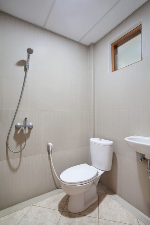 Standard Double Room, 1 Double Bed | Bathroom | Shower, towels