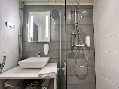 Premium Suite | Bathroom | Hair dryer, towels