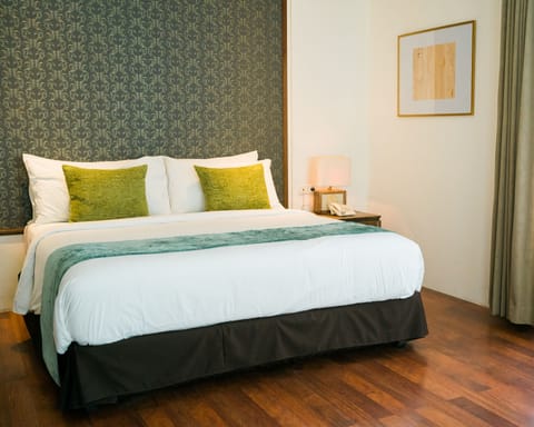 Deluxe Room, 1 King Bed | Minibar, in-room safe, desk, soundproofing