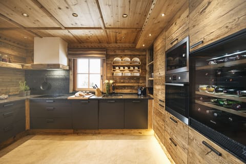 Deluxe Chalet | Private kitchen | Full-size fridge, microwave, oven, stovetop