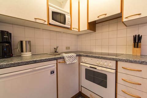 Standard Apartment, 1 Double Bed with Sofa bed | Private kitchenette | Fridge, microwave, stovetop, coffee/tea maker