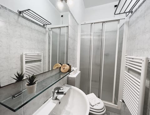 Triple Room | Bathroom | Shower, hair dryer, towels