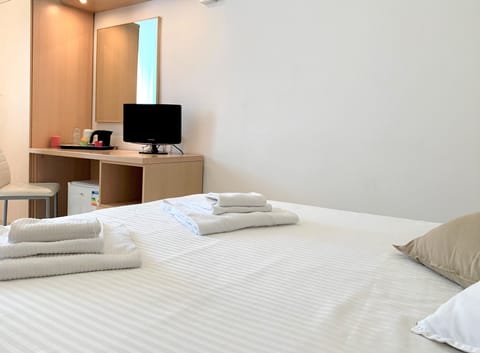 Triple Room | Desk, free WiFi, bed sheets