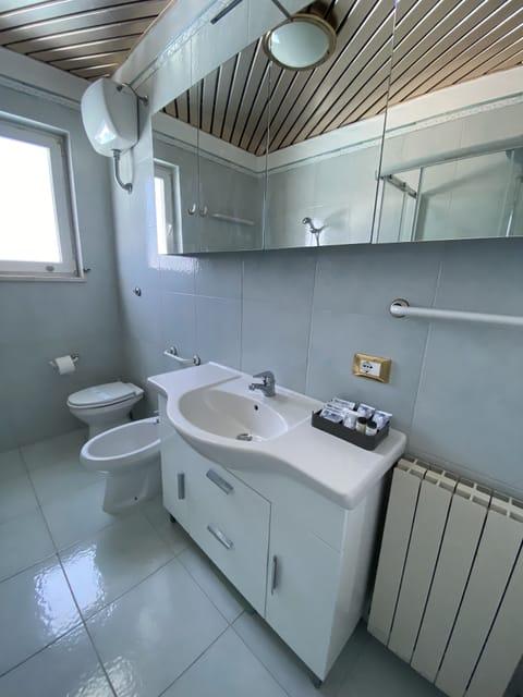 Apartment | Bathroom | Free toiletries, hair dryer, bidet, towels