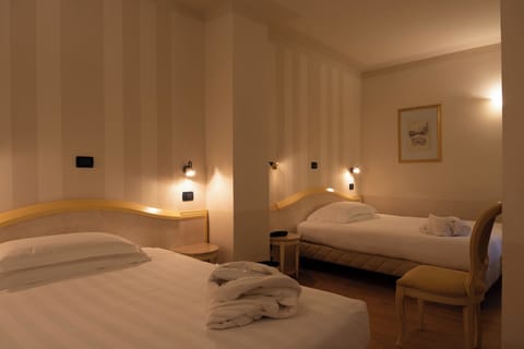 Classic Twin Room | Minibar, in-room safe, desk, laptop workspace