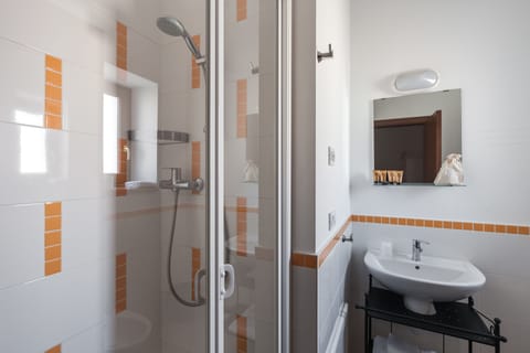 Comfort Triple Room | Bathroom | Shower, free toiletries, hair dryer, bidet