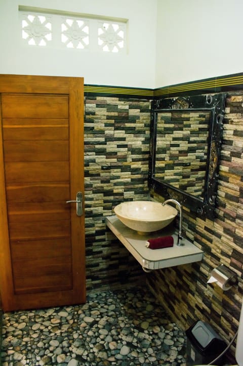 Deluxe Bungalow | Bathroom sink