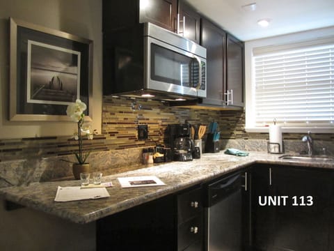 Full-size fridge, oven, stovetop, dishwasher