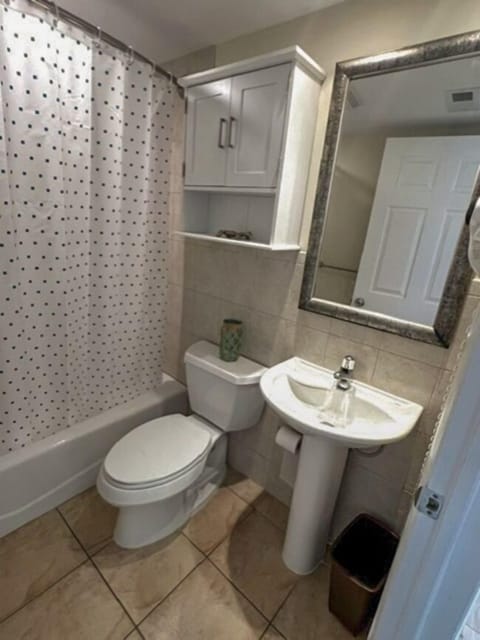 Premier Suite, Multiple Beds | Bathroom | Bathtub, free toiletries, hair dryer, towels