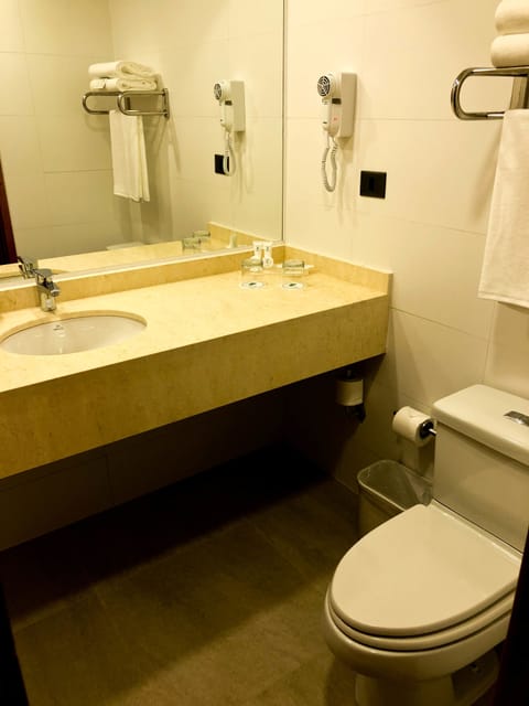 Apartment Doble | Bathroom | Combined shower/tub, free toiletries, towels