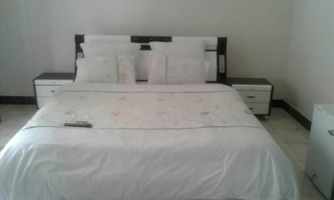 Executive Room | Desk, bed sheets