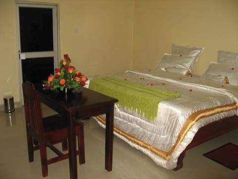 Executive Room | Desk, bed sheets