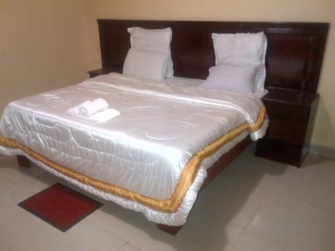 Deluxe Room | Desk, bed sheets