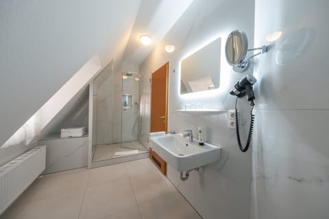 Quadruple Room | Bathroom | Shower, free toiletries, hair dryer, towels