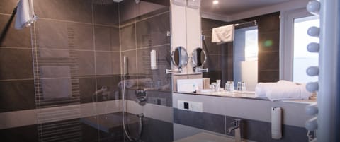 Comfort Double Room | Bathroom | Shower, free toiletries, towels, soap