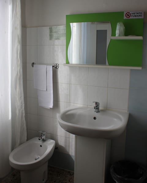 Single Room, Shared Bathroom (external bathroom) | Bathroom sink