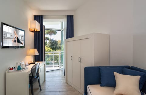 Junior Suite | Minibar, in-room safe, desk, soundproofing