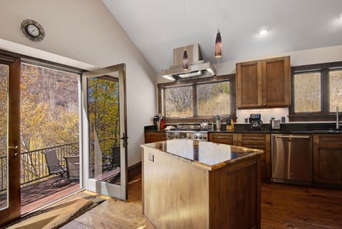 Townhome, 4 Bedrooms | Private kitchen | Fridge, microwave, oven, dishwasher