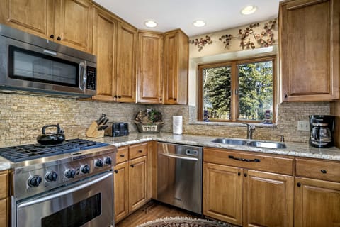 Townhome, 4 Bedrooms | Private kitchen | Fridge, microwave, oven, dishwasher