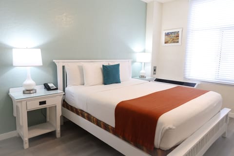 Standard Room, 1 Queen Bed | Memory foam beds, in-room safe, desk, laptop workspace