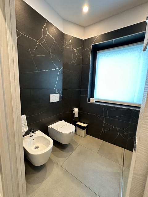 Double Room | Bathroom | Shower, free toiletries, hair dryer, towels