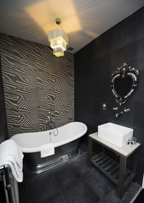 Superior Double Room | Bathroom | Free toiletries, hair dryer, towels