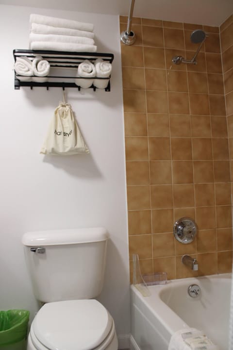 2 King Bed Deluxe Suite- 3rd Floor | Bathroom | Combined shower/tub, free toiletries, hair dryer, towels