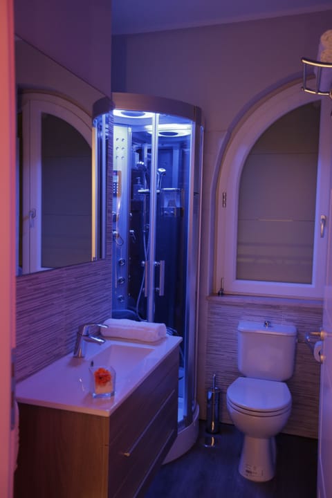 Superior Room, Sea View | Bathroom | Shower, rainfall showerhead, hair dryer, bathrobes