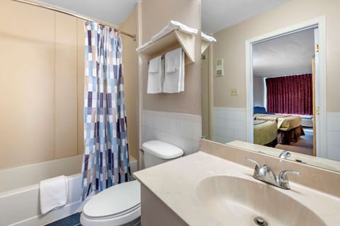 Standard Room, 2 Double Beds, Non Smoking | Bathroom | Combined shower/tub, hair dryer, towels