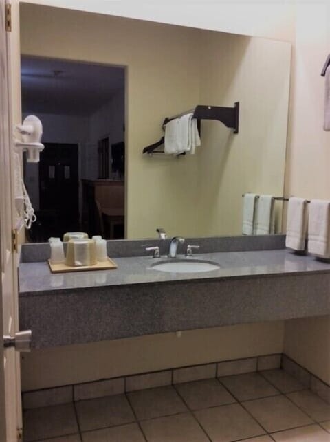 Deluxe Room, 2 Queen Beds, Smoking | Bathroom | Combined shower/tub, free toiletries, hair dryer, towels