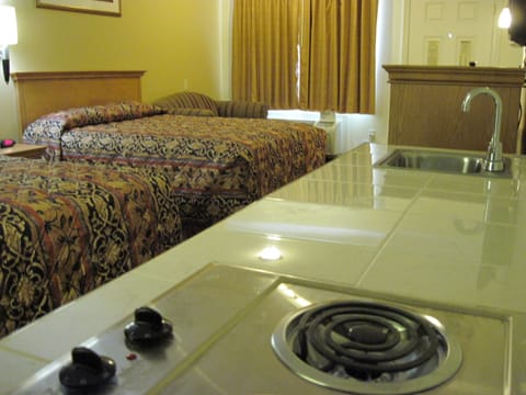 Deluxe Room, 1 King Bed, Smoking | Private kitchen | Microwave